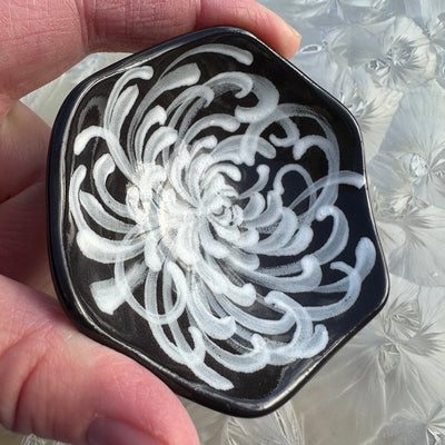 Black Honeycomb Dish with White Chrysanthemum #N2863