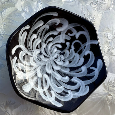 Black Honeycomb Dish with White Chrysanthemum #N2863