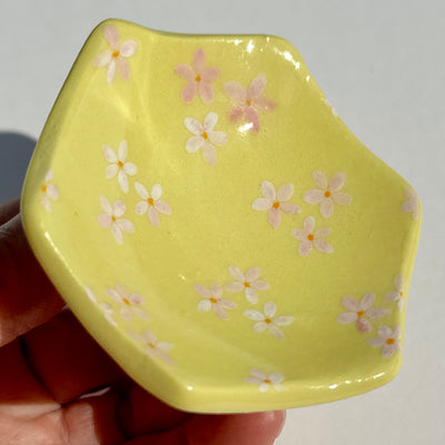 Ditsy Pink Floral Yellow Porcelain Daisy Dish #N1584